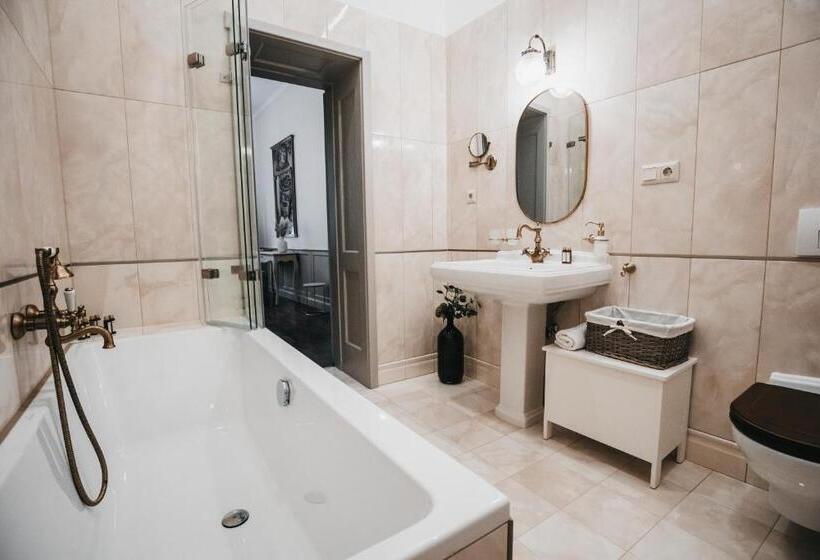 ベッドアンドブレックファースト Room42   Suites & Apartments