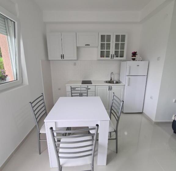 پانسیون Apartmani Popivoda