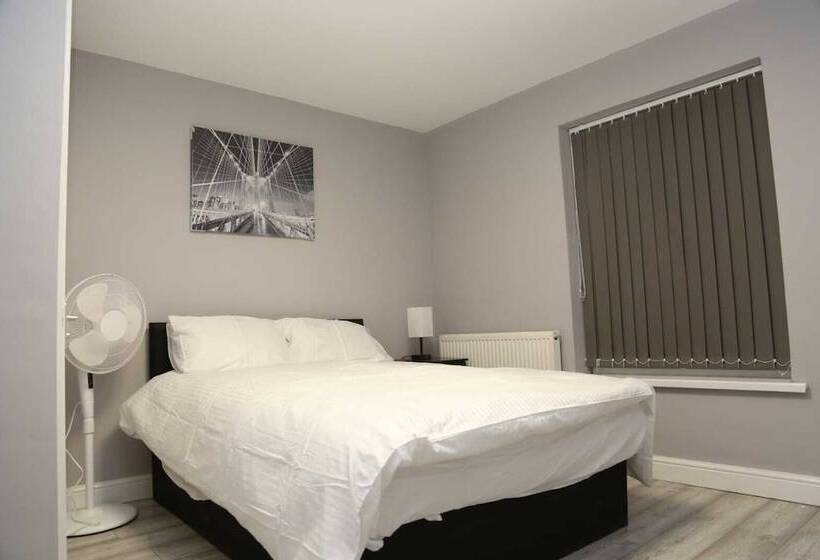 Пансион Budget 4 Bed House In Woolwich