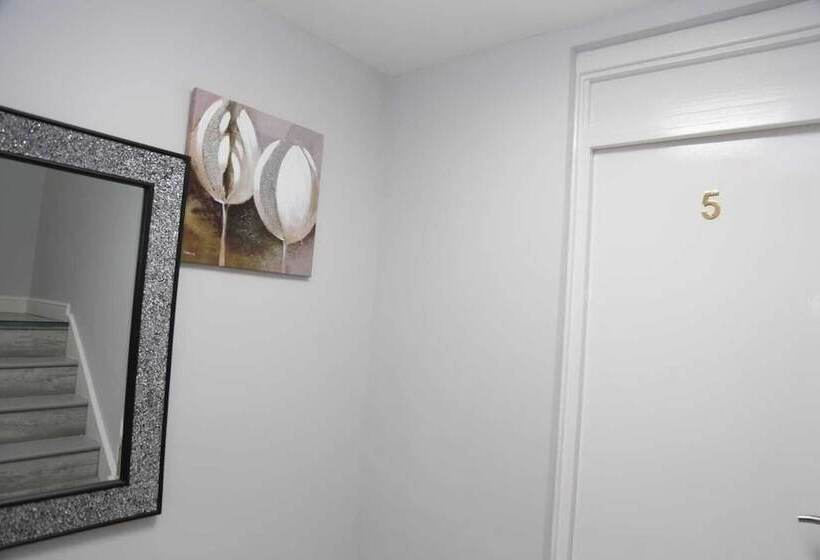 Пансион Budget 4 Bed House In Woolwich