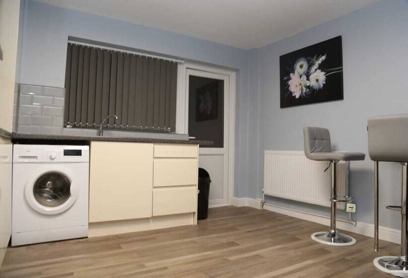Пансион Budget 4 Bed House In Woolwich