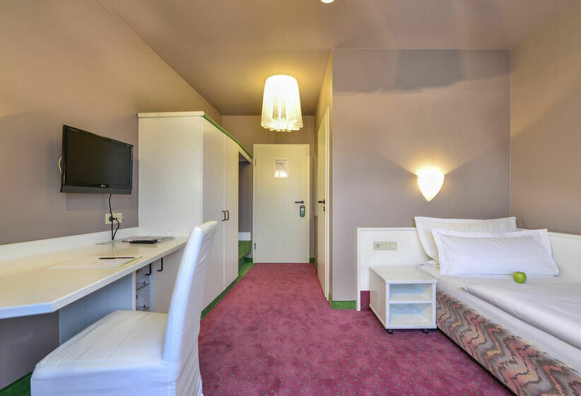 Airport Hotel By The New Yorker