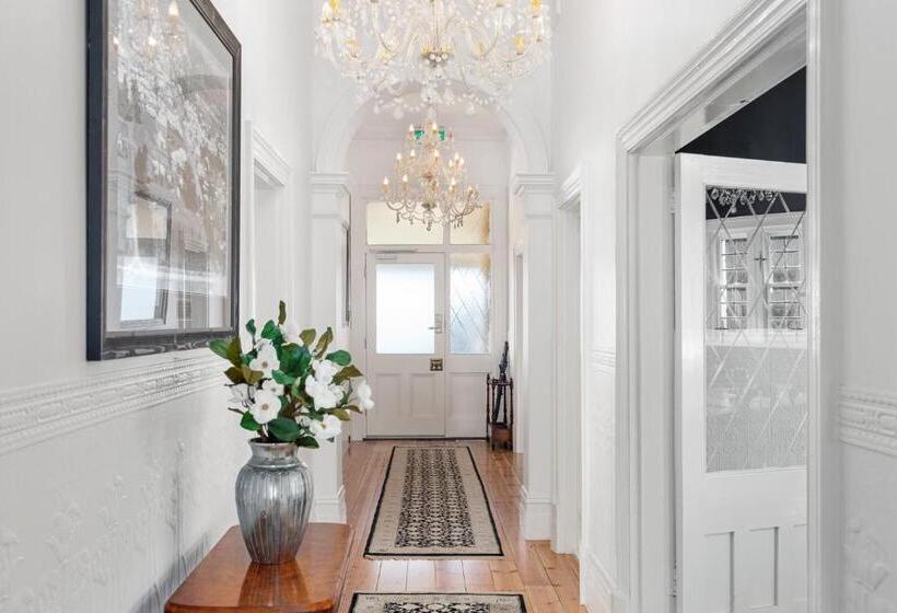 تختخواب و صبحانه Delgattie Estate