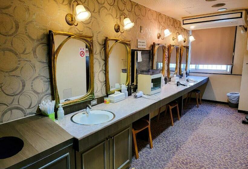 בית מלון כפרי First Inn Takamatsu