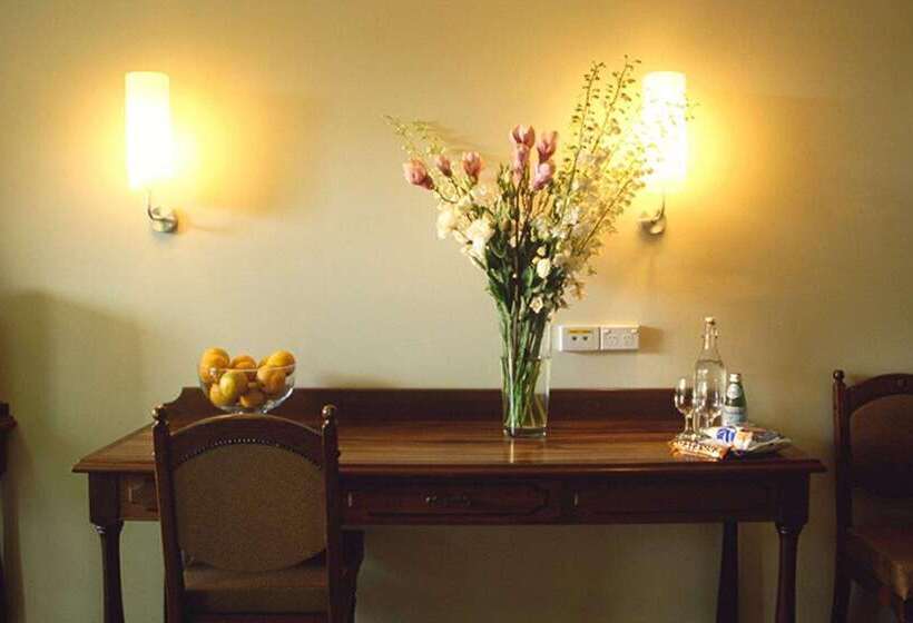 בית מלון כפרי Best Western Plus The Tudor Box Hill
