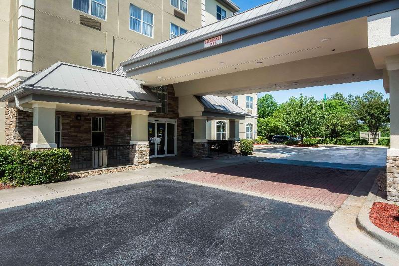 هتل Comfort Inn & Suites Near Six Flags