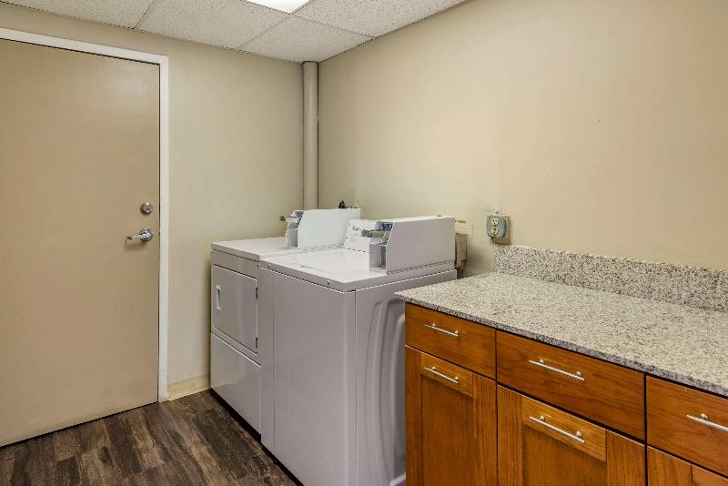 هتل Comfort Inn & Suites Near Six Flags