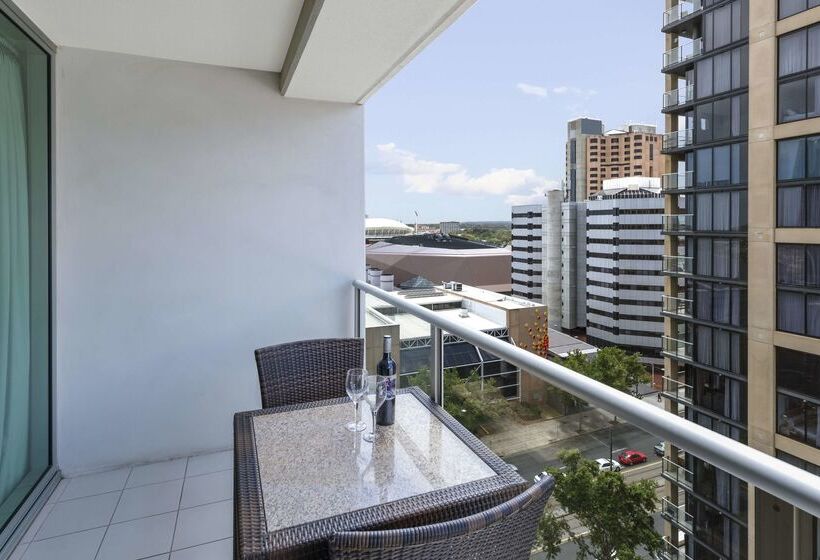 هتل Oaks Adelaide Embassy Suites