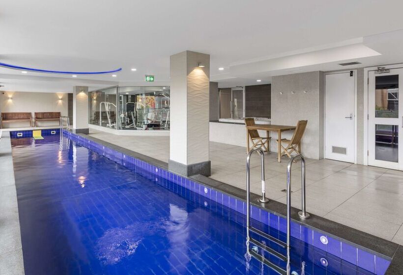 هتل Oaks Adelaide Embassy Suites