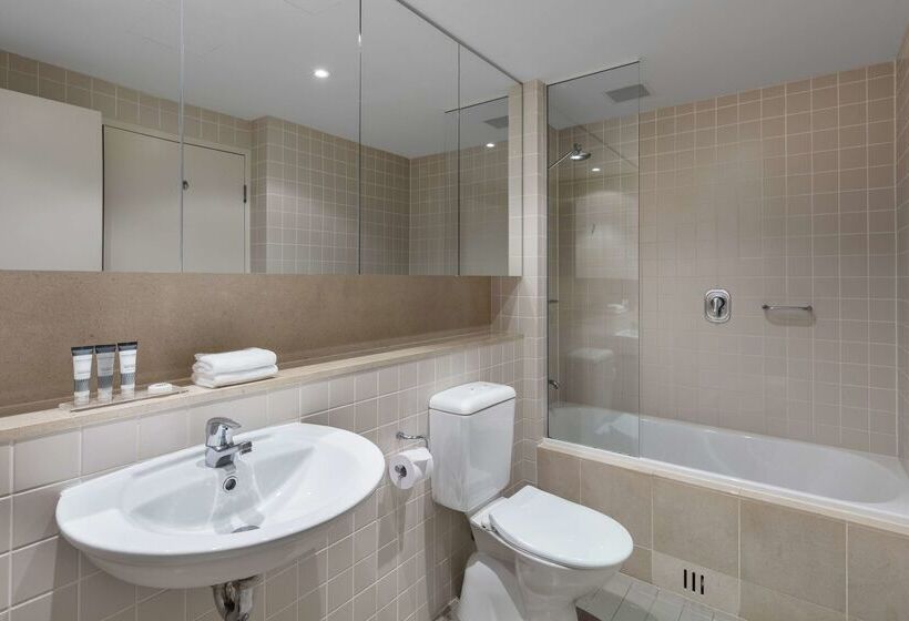 هتل Oaks Glenelg Plaza Pier Suites