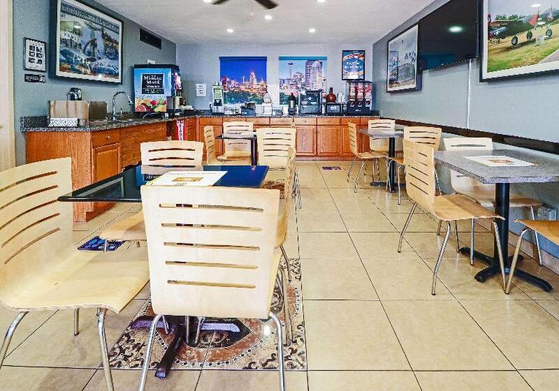 Отель Rodeway Inn San Antonio Lackland Afb  Seaworld