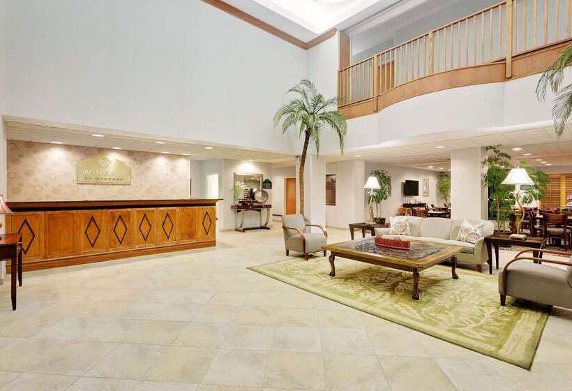 هتل Wingate By Wyndham Destin