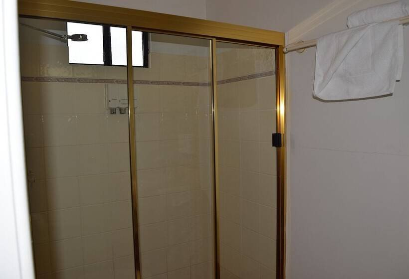 Warwick Vines Motel