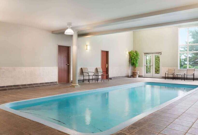 هتل Days Inn By Wyndham Ottawa Airport