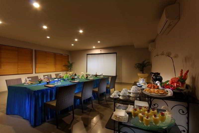 호텔 The Oasis Beach Benoa