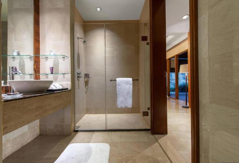 هتل The Ritzcarlton Jakarta, Mega Kuningan