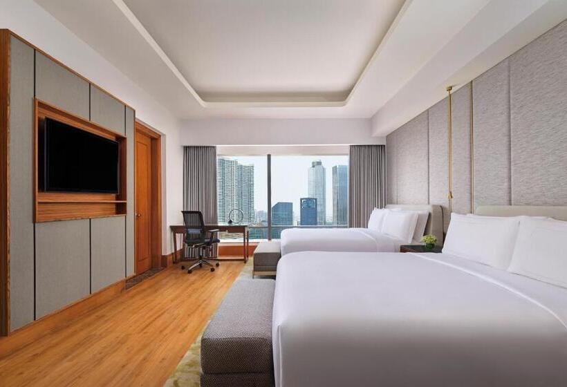 هتل The Ritzcarlton Jakarta, Mega Kuningan