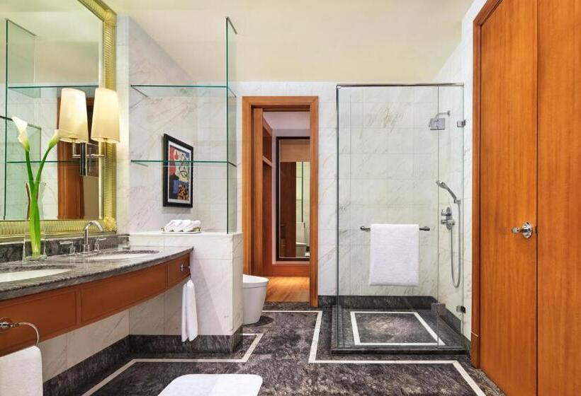 هتل The Ritzcarlton Jakarta, Mega Kuningan