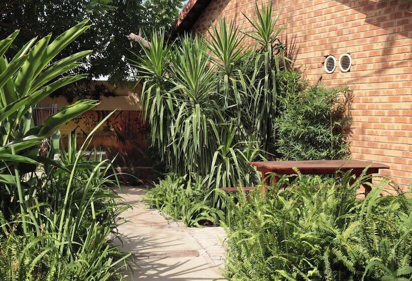 فندق Golden Lantern Guest Lodge