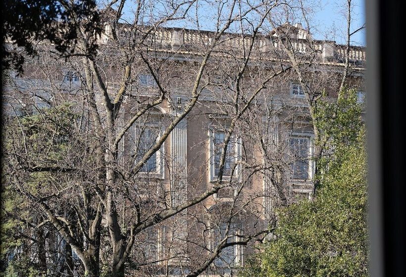 تختخواب و صبحانه Royal Gardens