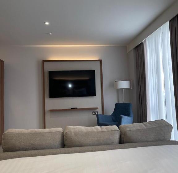 هتل Courtyard By Marriott London Heathrow Airport