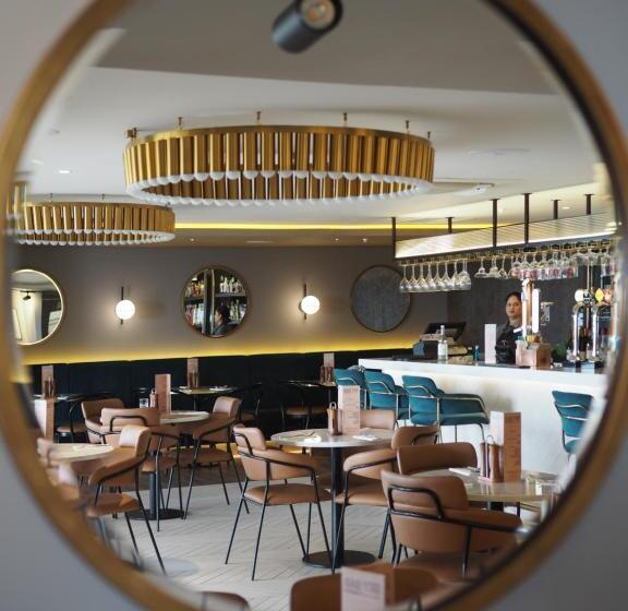 هتل Courtyard By Marriott London Heathrow Airport