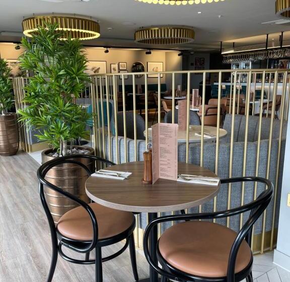 هتل Courtyard By Marriott London Heathrow Airport