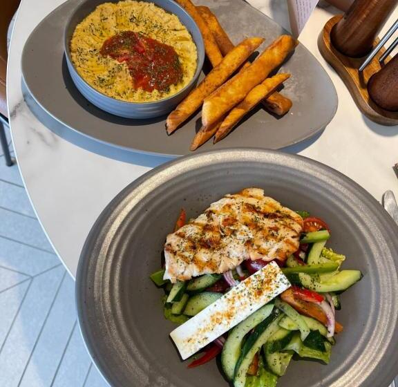 هتل Courtyard By Marriott London Heathrow Airport