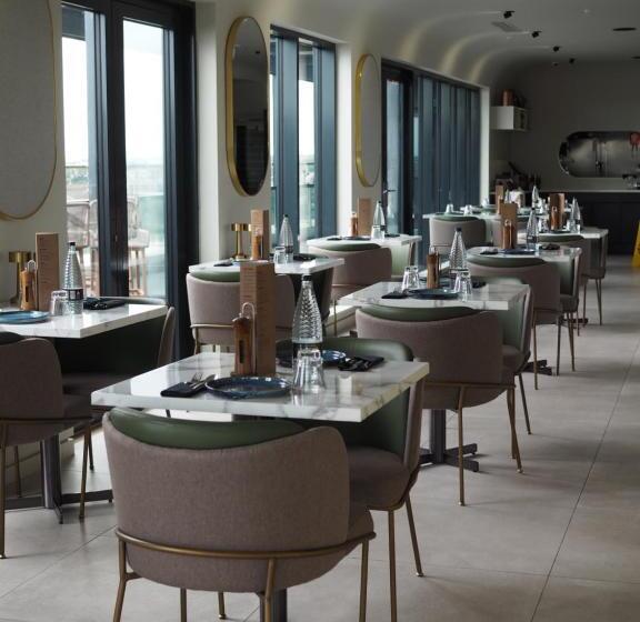 هتل Courtyard By Marriott London Heathrow Airport