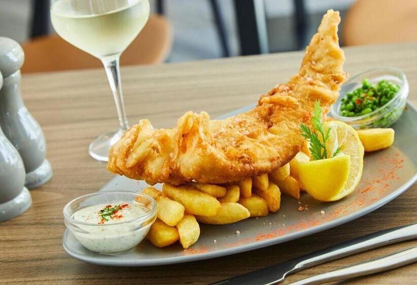 هتل Courtyard By Marriott London Heathrow Airport