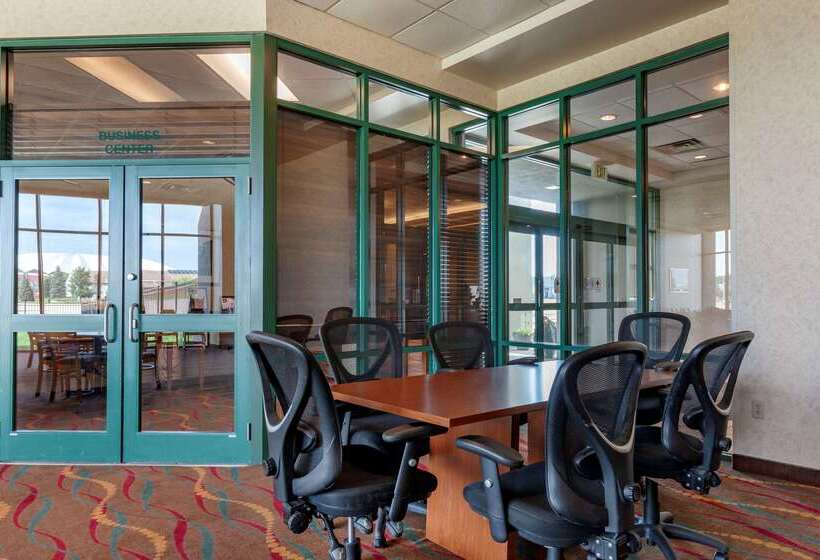 هتل Clarion Suites At The Alliant Energy Center