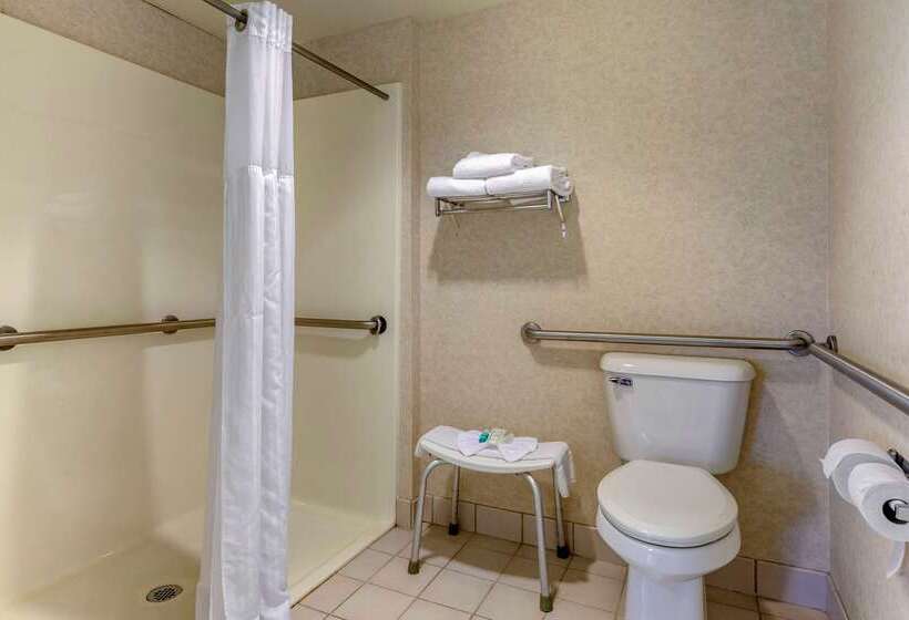 هتل Clarion Suites At The Alliant Energy Center
