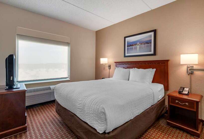 هتل Clarion Suites At The Alliant Energy Center