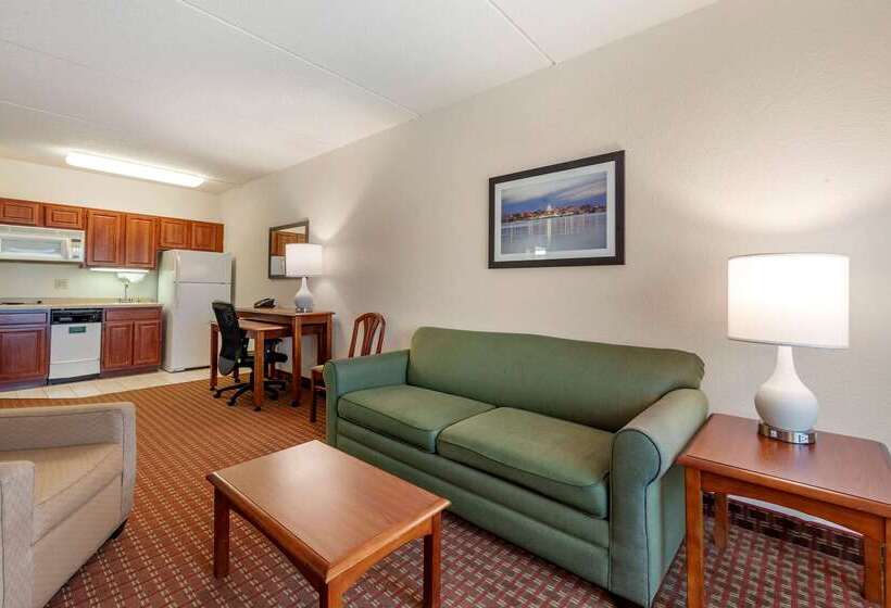 هتل Clarion Suites At The Alliant Energy Center