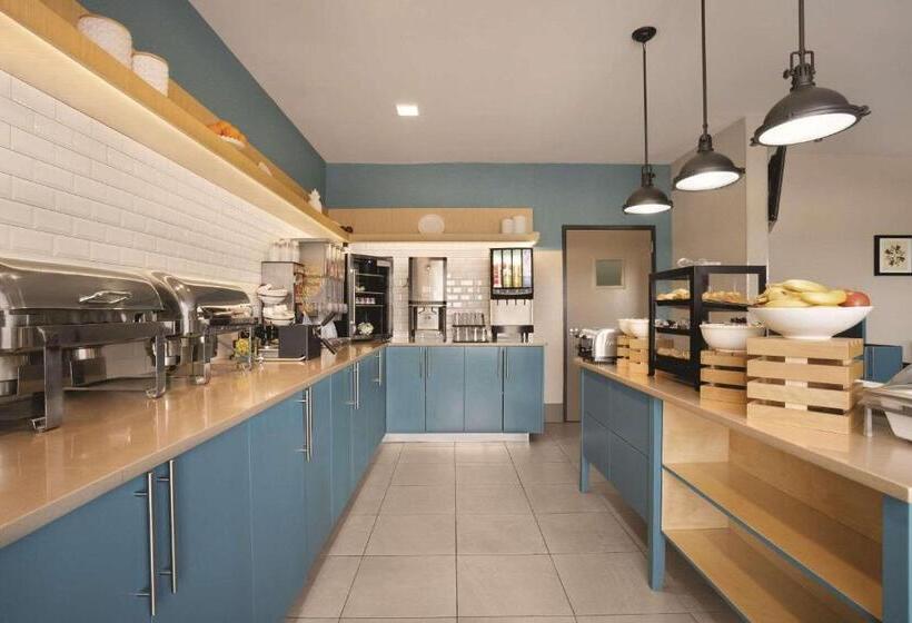 هتل Country Inn & Suites By Radisson, Moline Airport, Il