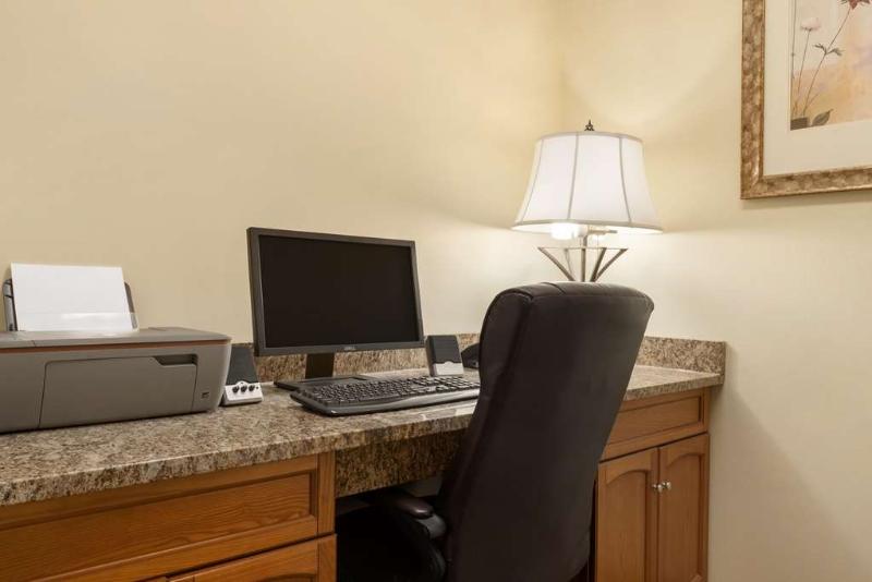 هتل Country Inn & Suites By Radisson, Moline Airport, Il