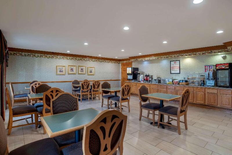בית מלון כפרי Econo Lodge Inn & Suites