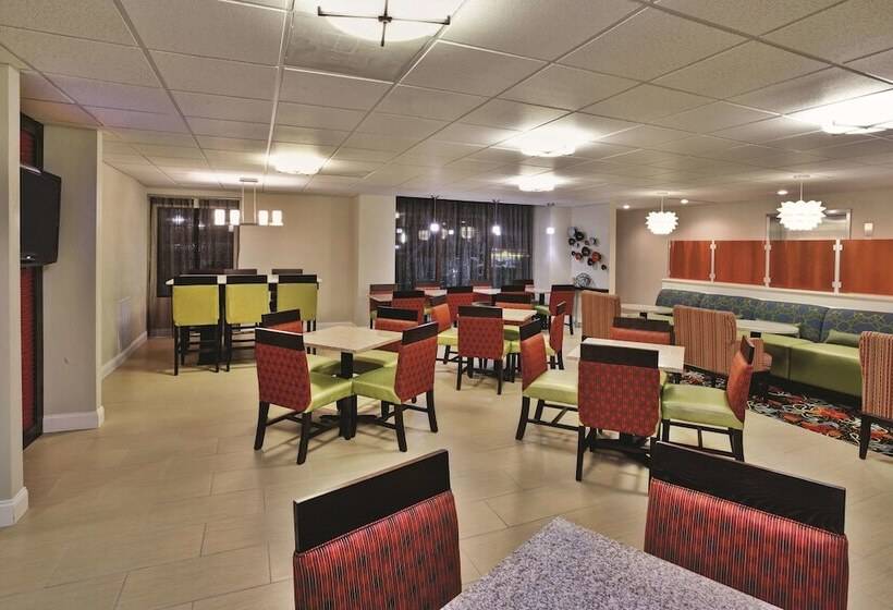 בית מלון כפרי La Quinta Inn & Suites By Wyndham Elkview Charleston Ne