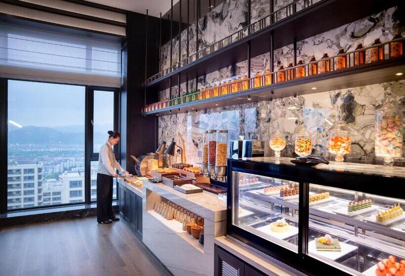 Kingdom Hotel   Free Three Meals