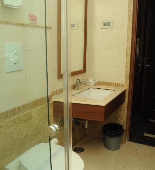 هاستل Ponnis Grand Inn