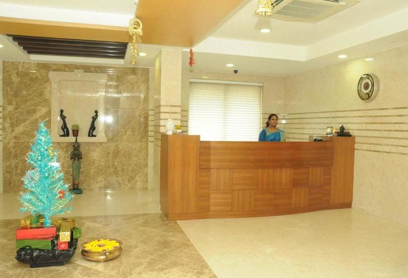 هاستل Ponnis Grand Inn