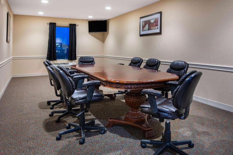 בית מלון כפרי Days Inn & Suites By Wyndham Florence/jackson Area