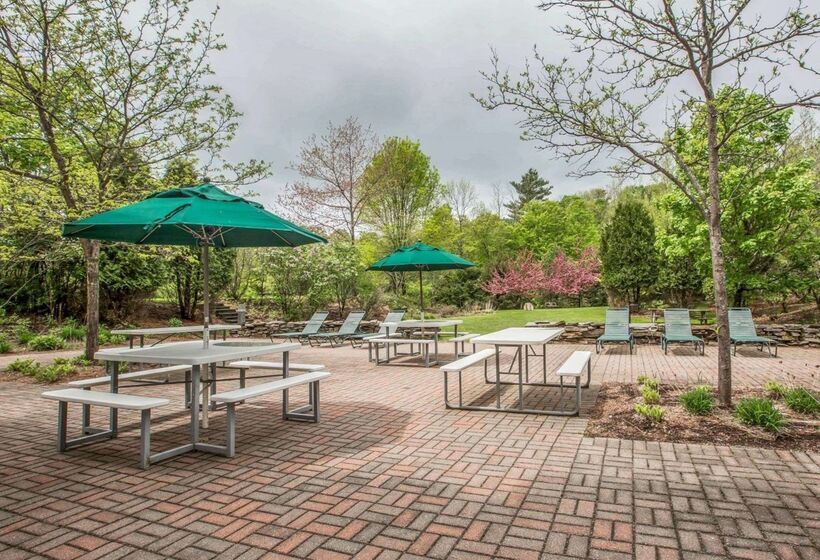 בית מלון כפרי Comfort Inn & Suites Near Burke Mountain