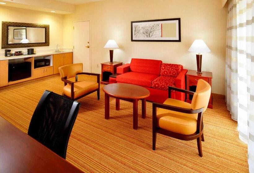 هتل Courtyard Newark Granville
