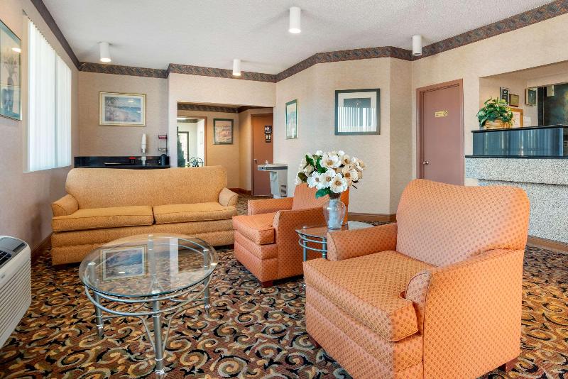 فندق Econo Lodge Inn And Suites