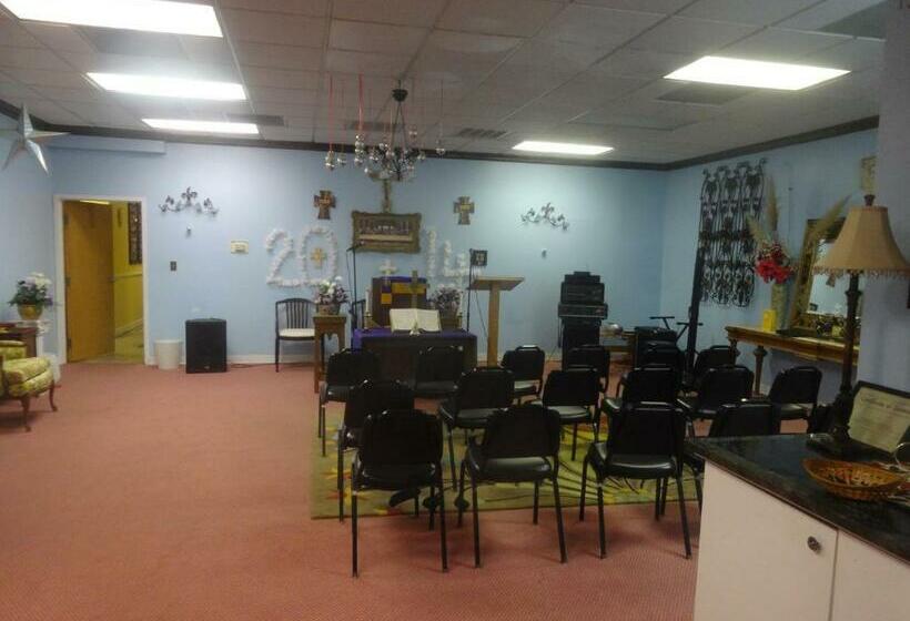 בית מלון כפרי Express Inn And Suites