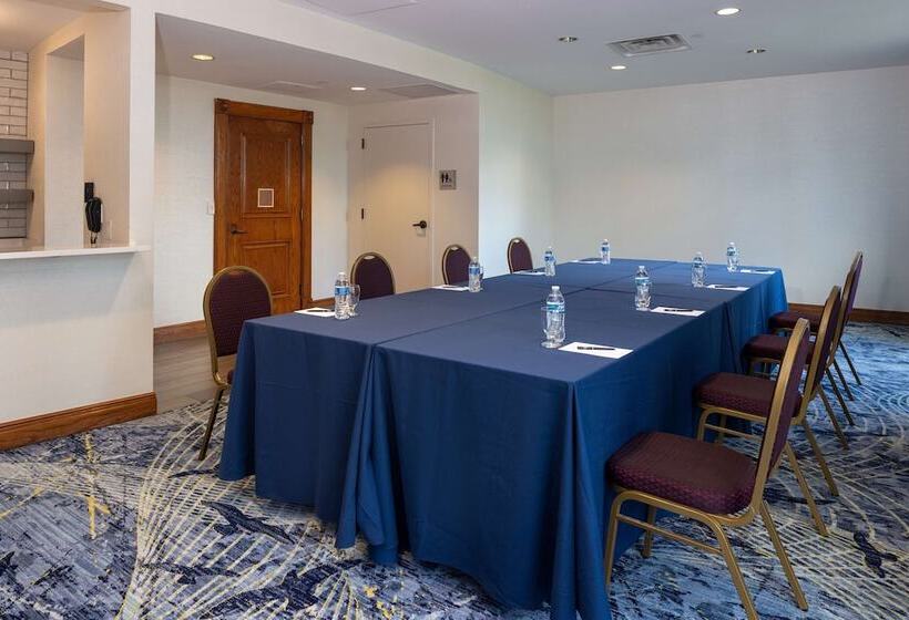 هتل Hilton Austin Airport