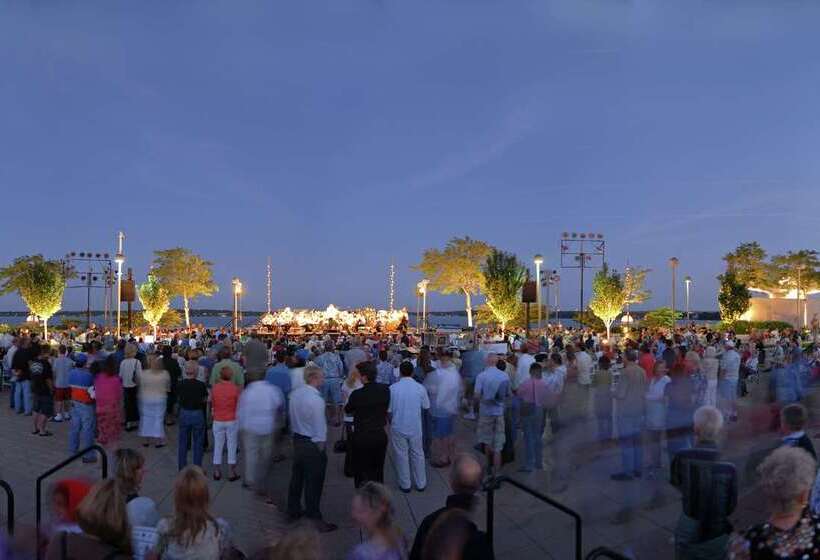 هتل Hilton Madison Monona Terrace