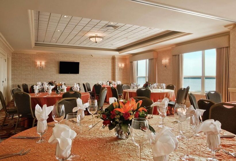 هتل Hilton Madison Monona Terrace