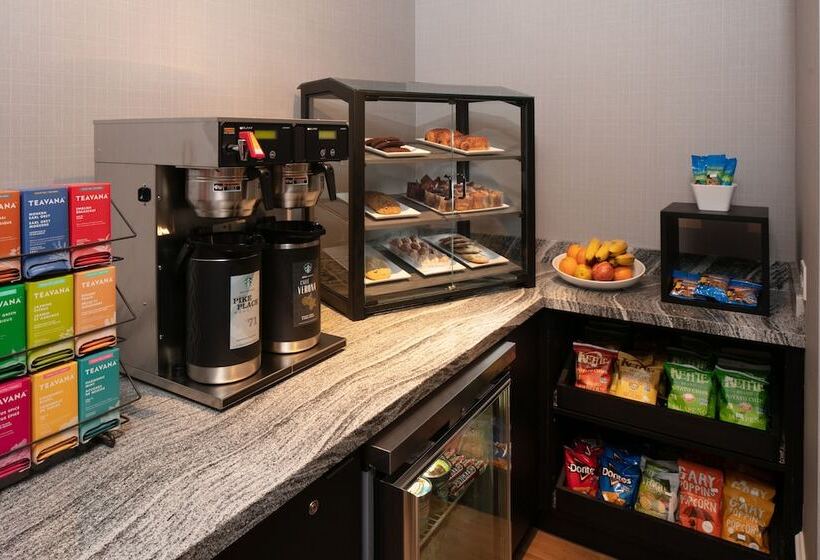 هتل Hilton Madison Monona Terrace